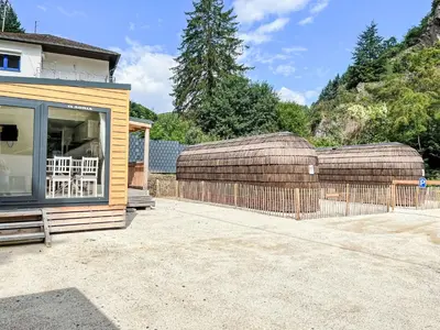 Das Gebäude in dem sich das Ferienhaus befindet