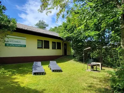 Ein Garten an der Unterkunft Haus Blumengarten