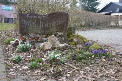 Ein Garten an der Unterkunft Haus Waldfrieden EG