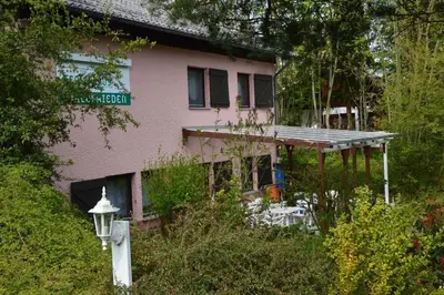 Ein Garten an der Unterkunft Haus Waldfrieden EG