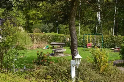 Ein Garten an der Unterkunft Haus Waldfrieden EG