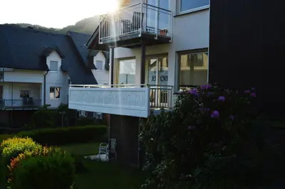 Ein Garten an der Unterkunft Weingut im Moselkrampen
