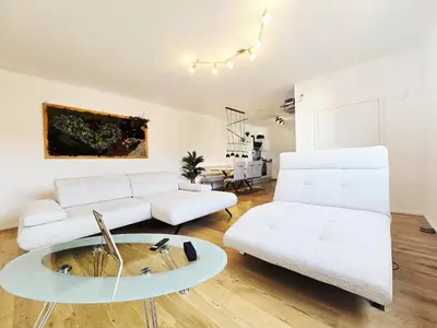 Ein Sitzbereich in der Unterkunft BAT Home Solutions Trierweiler - alles was ein Hotel nicht bietet - 80 qm, 3 Zimmer, 5 Personen, Terrasse, BBQ und Kino