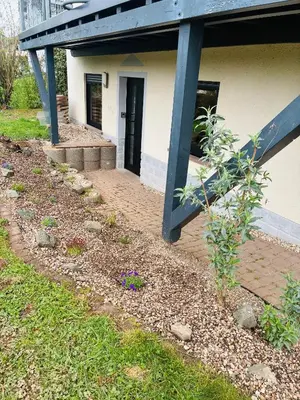 Ein Garten an der Unterkunft Ferienwohnung Rebennah - modern - Freisitz - Küche - ideal für Monteure