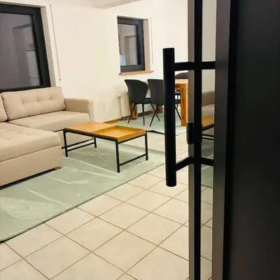 Ein Sitzbereich in der Unterkunft Ferienwohnung Rebennah - modern - Freisitz - Küche - ideal für Monteure