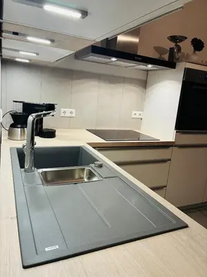 Küche/Küchenzeile in der Unterkunft Ferienwohnung Rebennah - modern - Freisitz - Küche - ideal für Monteure