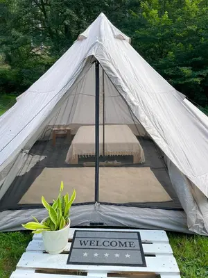 Ein Garten an der Unterkunft Traumhaftes Glamping-Zelt in unberührter Natur