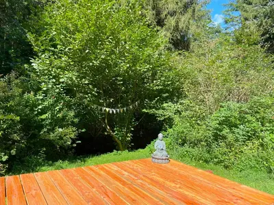 Ein Garten an der Unterkunft Traumhaftes Glamping-Zelt in unberührter Natur