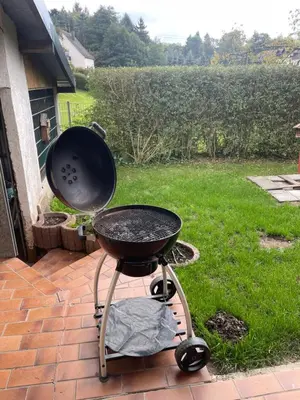 Ein für Gäste verfügbarer Grill in der Ferienwohnung