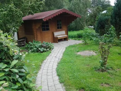 Ein Garten an der Unterkunft Ferienwohnung Zinn