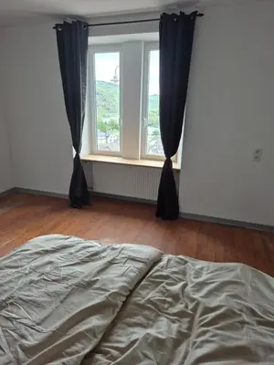 Ein Bett oder Betten in einem Zimmer der Unterkunft Ferienwohnung in Ürzig mit Moselblick