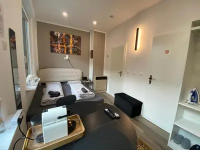 Ein Bett oder Betten in einem Zimmer der Unterkunft 1 Koblenz - Renovierte Unterkunft am Rhein - eigenes Bad, Küche, Wifi