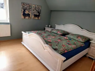 Ein Bett oder Betten in einem Zimmer der Unterkunft Ferienwohnung Beim alten Pfarrhaus