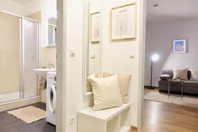 Grundriss der Unterkunft 2 stylische separate Apartments mit zwei privaten Stellplätzen für bis zu 8 Personen und stadtnah