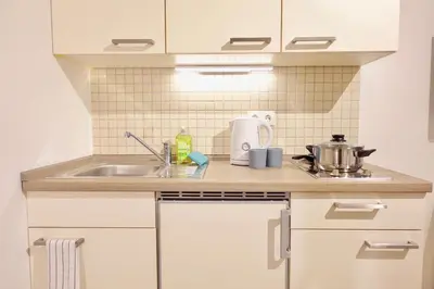 Küche/Küchenzeile in der Unterkunft 2 stylische separate Apartments mit zwei privaten Stellplätzen für bis zu 8 Personen und stadtnah