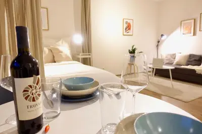 Ein Bett oder Betten in einem Zimmer der Unterkunft 2 stylische separate Apartments mit zwei privaten Stellplätzen für bis zu 8 Personen und stadtnah