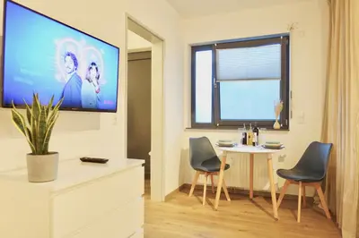 TV/Unterhaltungsangebot in der Unterkunft 2 stylische separate Apartments mit zwei privaten Stellplätzen für bis zu 8 Personen und stadtnah