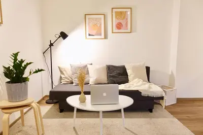Ein Sitzbereich in der Unterkunft 2 stylische separate Apartments mit zwei privaten Stellplätzen für bis zu 8 Personen und stadtnah
