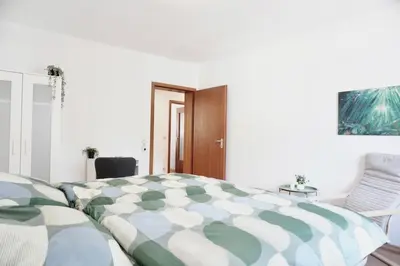 Ein Bett oder Betten in einem Zimmer der Unterkunft 2 Schlafzimmer Wohnung mit Balkon und privatem Stellplatz unmittelbar an der Mosel für bis zu 8 Gäste