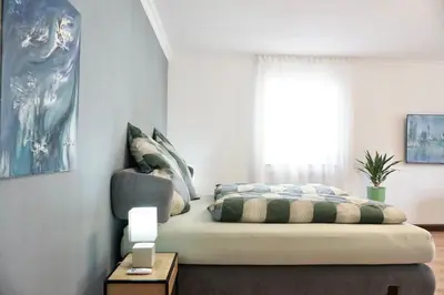 Ein Bett oder Betten in einem Zimmer der Unterkunft 2 Schlafzimmer Wohnung mit Balkon und privatem Stellplatz unmittelbar an der Mosel für bis zu 8 Gäste