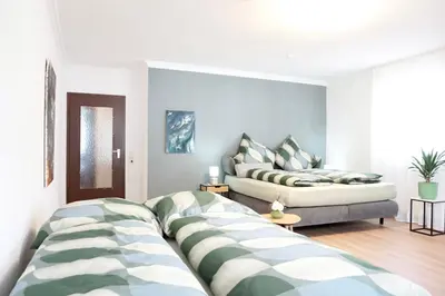 Ein Bett oder Betten in einem Zimmer der Unterkunft 2 Schlafzimmer Wohnung mit Balkon und privatem Stellplatz unmittelbar an der Mosel für bis zu 8 Gäste