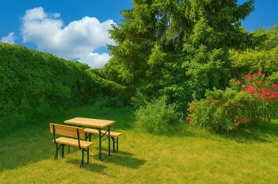 Ein Garten an der Unterkunft Wohnung in historischer Villa in ruhiger Toplage