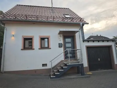 Das Gebäude in dem sich das Ferienhaus befindet