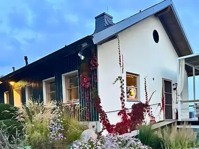 Das Gebäude in dem sich das Ferienhaus befindet