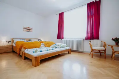 Ein Bett oder Betten in einem Zimmer der Unterkunft Große Altbauwohnung in Boppard für 7 Gäste