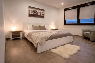 Ein Bett oder Betten in einem Zimmer der Unterkunft Ferienhaus Loreleyresidenz Kestert