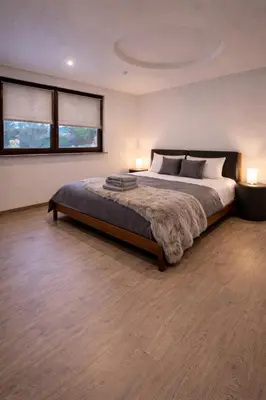 Ein Bett oder Betten in einem Zimmer der Unterkunft Ferienhaus Loreleyresidenz Kestert