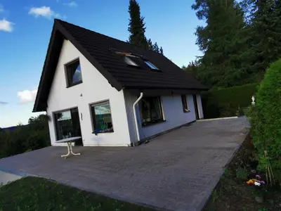 Das Gebäude in dem sich das Ferienhaus befindet