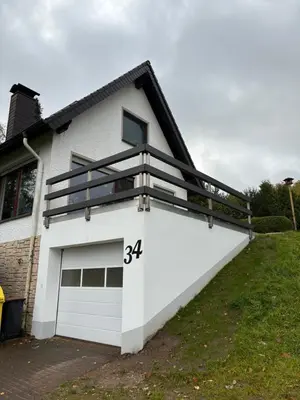 Das Gebäude in dem sich das Ferienhaus befindet