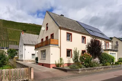 Das Gebäude in dem sich das Ferienhaus befindet