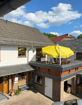 Das Gebäude in dem sich das Ferienhaus befindet