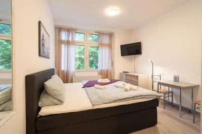 Ein Bett oder Betten in einem Zimmer der Unterkunft Modernes Studio Koblenz mit Küche, WLAN & Gemeinschaftsbad