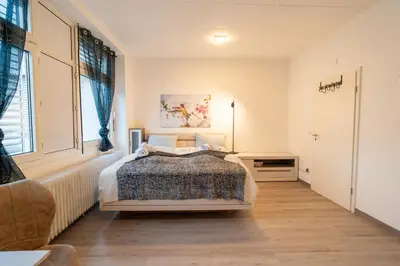 Ein Bett oder Betten in einem Zimmer der Unterkunft Modernes Studio Koblenz mit Küche, WLAN & Gemeinschaftsbad