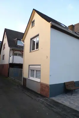 Das Gebäude in dem sich das Ferienhaus befindet
