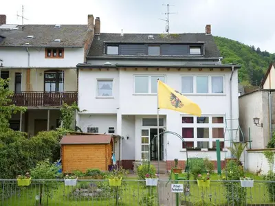 Das Gebäude in dem sich das Ferienhaus befindet