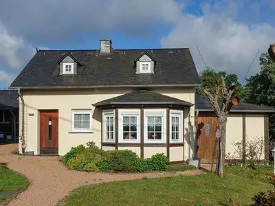 Das Gebäude in dem sich das Ferienhaus befindet
