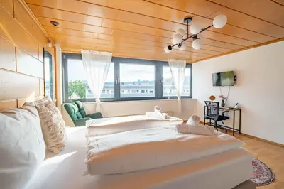 Ein Bett oder Betten in einem Zimmer der Unterkunft City Wohnung am Hbf mit 2 Schlafzimmern und Sky