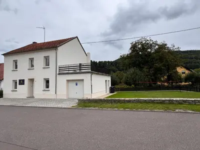 Das Gebäude in dem sich das Ferienhaus befindet