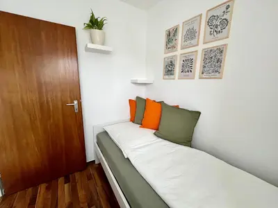Ein Bett oder Betten in einem Zimmer der Unterkunft NEU Gemütliche Wohnung für max 5 Personen mit Balkon nähe Mosel mit Blick auf die Weinberge