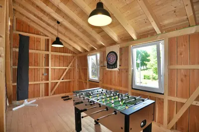 Tischtennis in der Unterkunft Wohnen im Klassenzimmer einer Alten Schule oder in der Nähe