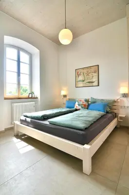 Ein Bett oder Betten in einem Zimmer der Unterkunft Alte Schule mit moderner Wohnung - Die Lesestube