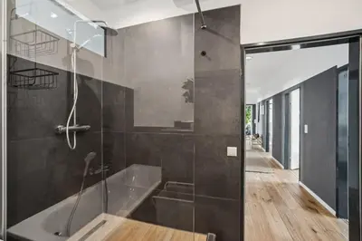 Ein Badezimmer in der Unterkunft Koblenz-City am Schloss - 10 Gäste - ZachaStay