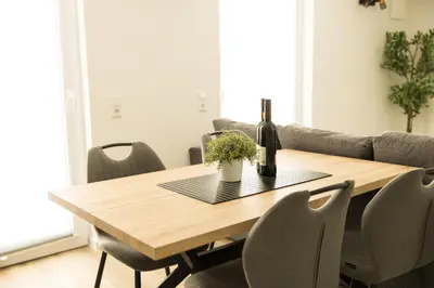 Ein Sitzbereich in der Unterkunft Moderne und gemütliche Ferienwohnung in Holzbach