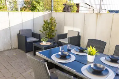 Ein Sitzbereich in der Unterkunft Moderne und gemütliche Ferienwohnung in Holzbach