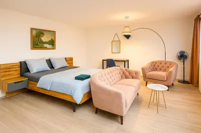 Ein Sitzbereich in der Unterkunft Modernes Zimmer mit eigener Küche & Bad