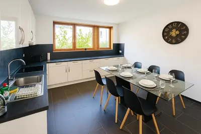 Küche/Küchenzeile in der Unterkunft Luxury Amour Suite Modern Design mit Terrasse